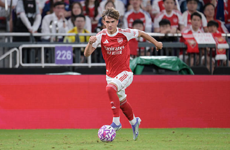micah-richards-khuyen-arteta-nen-cho-max-dowman-roi-arsenal-theo-dang-cho-muon