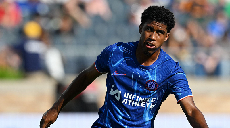 santos-toa-sang-ruc-ro-trong-vai-tro-the